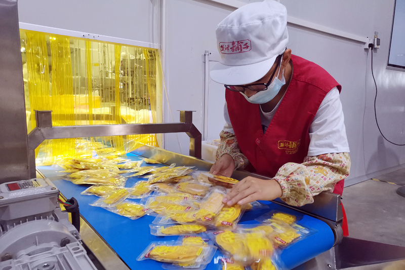 鹽津鋪?zhàn)拥墓と苏跈z查包裝好的芒果干