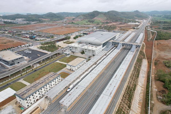 圖1：12月5日，南憑高鐵南崇段首發(fā)列車D9688次，?？吭诔缱竽险?，即將發(fā)車。（李伊 攝）.jpg