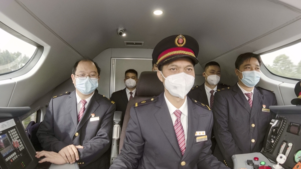 圖6：南寧機(jī)務(wù)段安排人員加強(qiáng)添乘卡控，全力確保列車安全有序。（林高 攝）.jpg