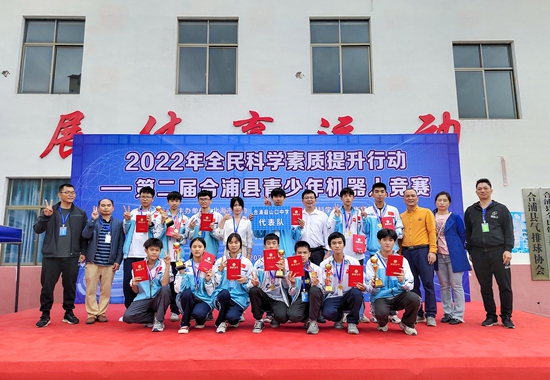 合浦縣山口中學(xué)學(xué)子在合浦縣第二屆機(jī)器人競(jìng)賽中獲佳績(jī)。