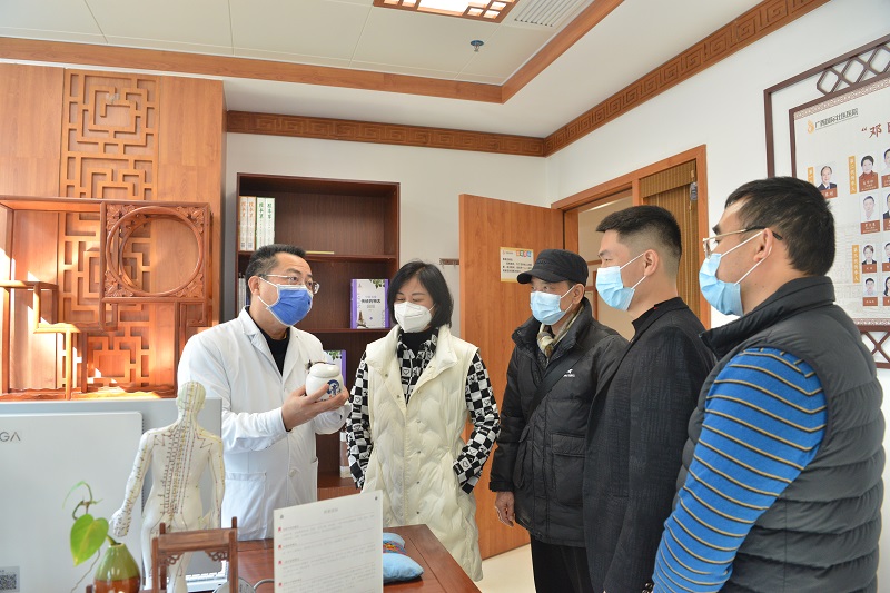 王強(qiáng)向患者講解膏方及養(yǎng)生知識。廣西國際壯醫(yī)醫(yī)院供圖