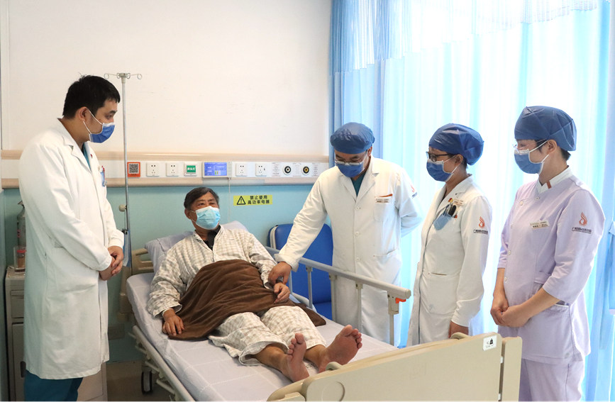 醫(yī)生查房。