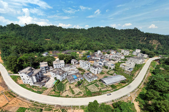 平南縣大鵬鎮(zhèn)景華村。