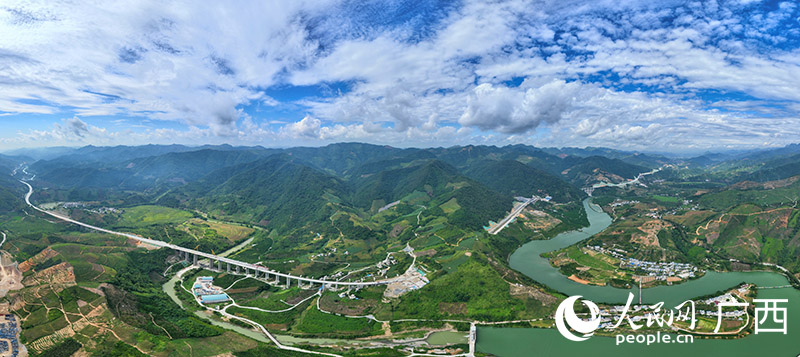 田西高速西林縣普合苗族鄉(xiāng)新豐村附近路段。人民網(wǎng) 付華周攝