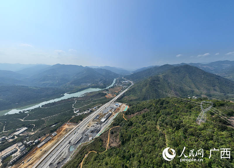 建設中的田西高速公路。人民網(wǎng) 付華周攝