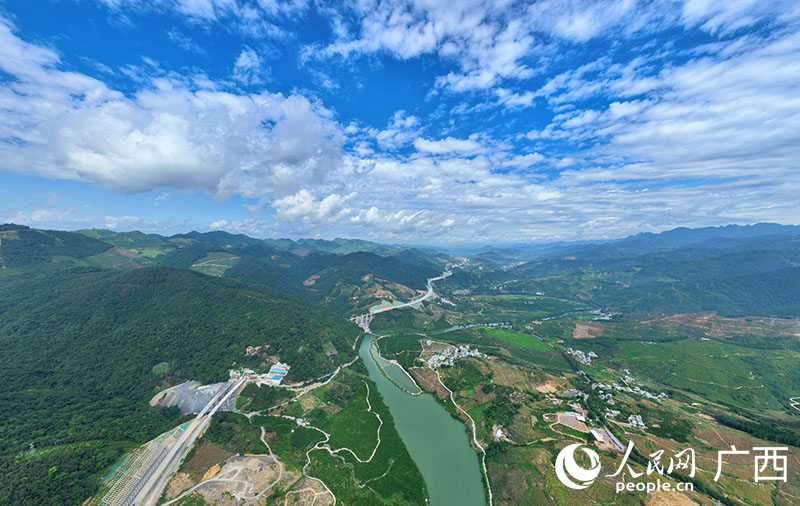 建設中的田西高速。人民網(wǎng) 付華周攝