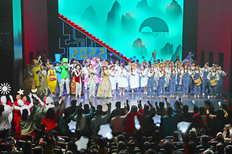 謝幕時(shí)，演員齊聲高喊“克哪愷？”“看戲克！”。周軍攝