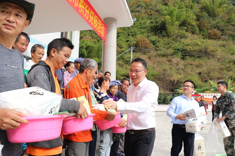 東蘭縣板隆村開展愛心超市積分兌換活動。東蘭縣融媒體中心供圖