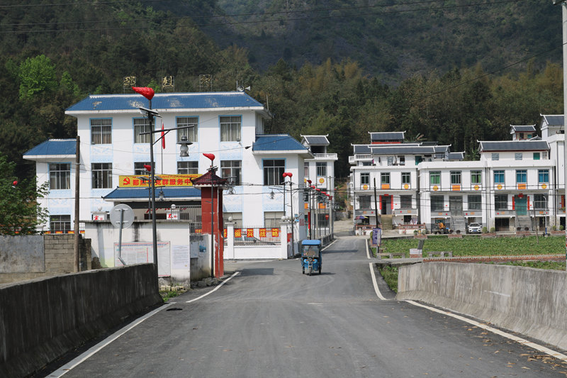 東蘭縣武篆鎮(zhèn)那烈村通過開展相關(guān)積分活動有效提升當(dāng)?shù)厝司迎h(huán)境。牙文靜攝