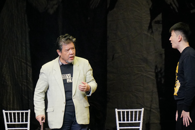 《尋找春柳社》開演，左一為該劇編劇、演員李龍吟。何善權(quán)攝