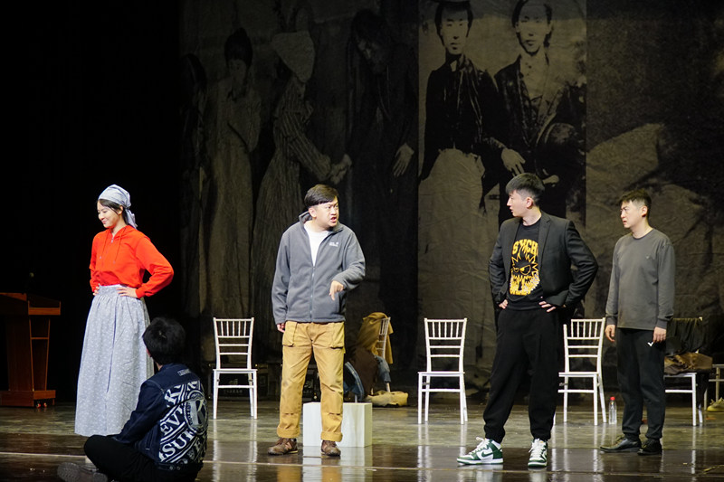 該劇以學(xué)生劇社為主要場景。何善權(quán)攝