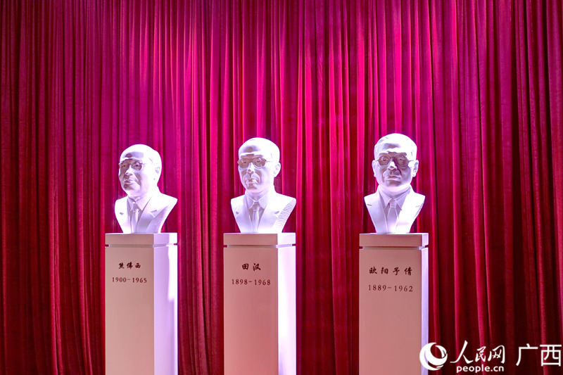 廣西省立藝術(shù)館內(nèi)立著“西南劇展”創(chuàng)辦人塑像。人民網(wǎng) 覃心攝