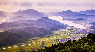 八步至昭平二級公路穿越叢山