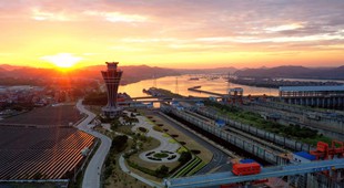 梧州市長洲水利樞紐船閘彩霞盡染