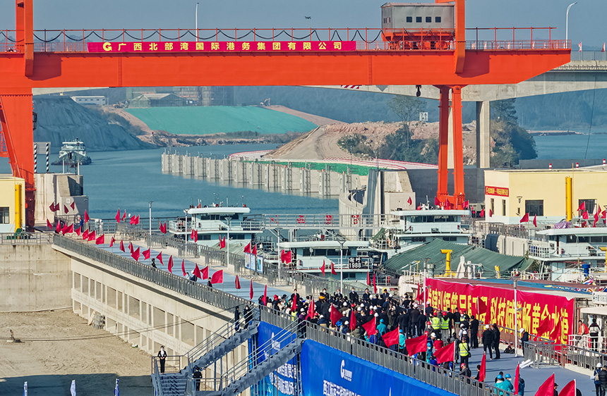 12月15日上午，廣西西津水利樞紐二線船閘工程正式通航。