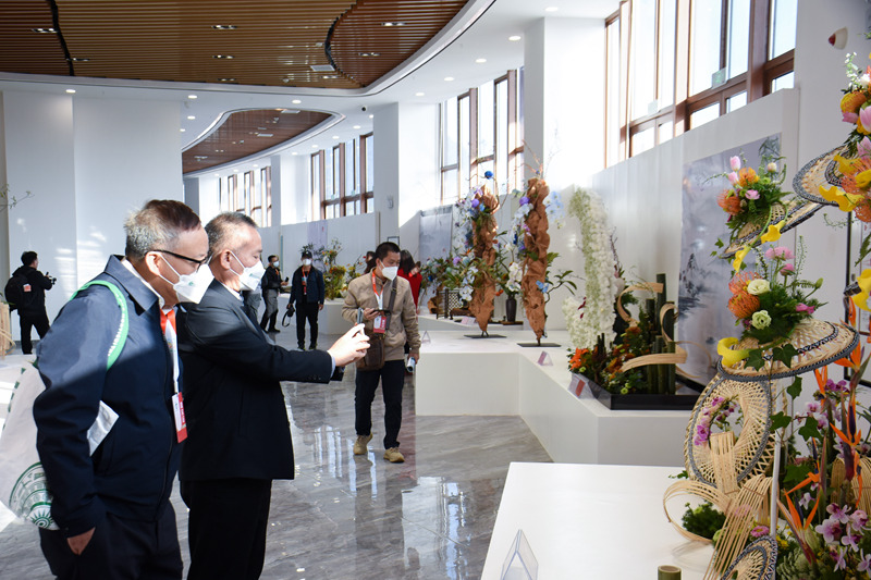 在插花藝術(shù)展區(qū)，游客拍照留念。人民網(wǎng) 王功孝攝