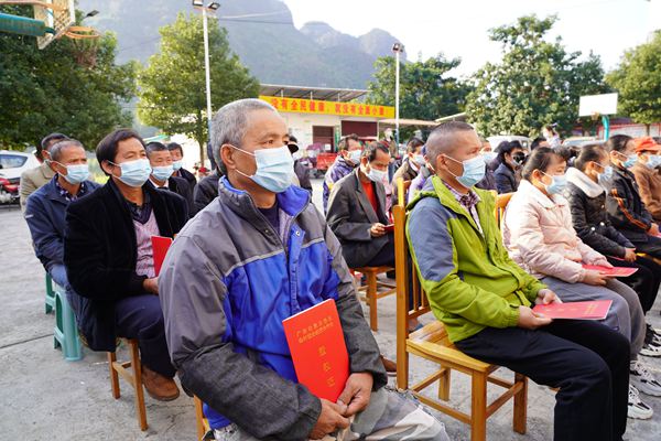 忻城縣馬泗鄉(xiāng)龍圖村集體經(jīng)濟(jì)分紅大會(huì)現(xiàn)場(chǎng)。忻城縣委宣傳部供圖