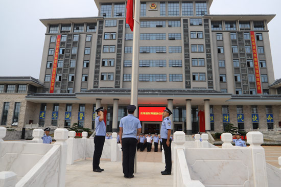 舉行升旗儀式。北海監(jiān)獄供圖