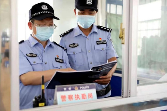 柳城監(jiān)獄老警察“傳幫帶”青年警察