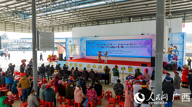 首屆南方牛都杯廣西山歌邀請(qǐng)賽現(xiàn)場(chǎng)。人民網(wǎng)記者 嚴(yán)立政攝