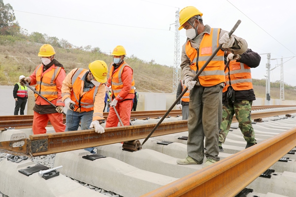 施工人員在對鋼軌進行校正。莫小斌攝