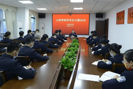 貴港監(jiān)獄開展公職律師講憲法主題活動座談會上，青年警察結合自身工作實際，就如何做好學法用法、公正執(zhí)法，如何凝聚青春力量，發(fā)揮青年作用，推動監(jiān)獄工作高質量發(fā)展開展討論……【詳細】 