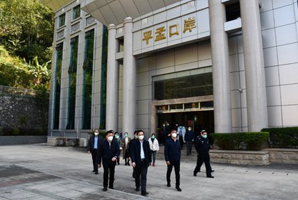 大新政協(xié)開(kāi)展“加快互市商品落地加產(chǎn)業(yè)發(fā)展”專題調(diào)研近日，大新縣政協(xié)組織調(diào)研組到那坡縣、靖西市、龍州縣、憑祥市、寧明縣等地開(kāi)展“加快互市商品落地加產(chǎn)業(yè)發(fā)展”的專題調(diào)研…【詳細(xì)】 