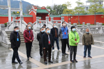 賀州政協(xié)開(kāi)展“大健康大旅游產(chǎn)業(yè)發(fā)展”學(xué)習(xí)考察活動(dòng)考察團(tuán)一行先后來(lái)到市政協(xié)委員企業(yè)八步區(qū)森林仙草基地、賀州國(guó)學(xué)教育基地進(jìn)行實(shí)地考察座談，認(rèn)真聽(tīng)取有關(guān)情況介紹…【詳細(xì)】 