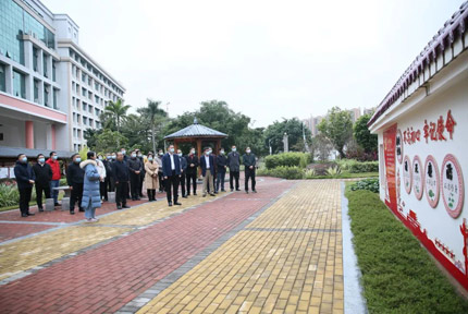 梧州市委政法委機(jī)關(guān)黨支部開展清廉機(jī)關(guān)黨風(fēng)廉政和黨史學(xué)習(xí)教育主題活動(dòng)活動(dòng)中，全體黨員干部首先來到梧州職業(yè)學(xué)院廉潔文化基地“清蓮園”開展廉政教育，“清蓮園”內(nèi)精心設(shè)計(jì)了正風(fēng)亭、清風(fēng)長(zhǎng)廊、廉政石刻、廉政文化墻等景觀?！驹敿?xì)】 