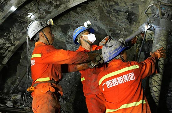 鉆錨索孔。廣西路橋集團(tuán)供圖