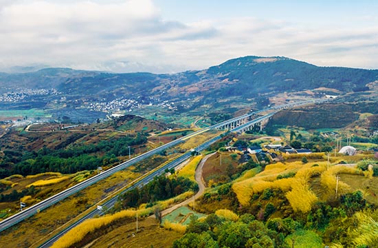 建設(shè)中的昌保高速。廣西路橋集團(tuán)供圖