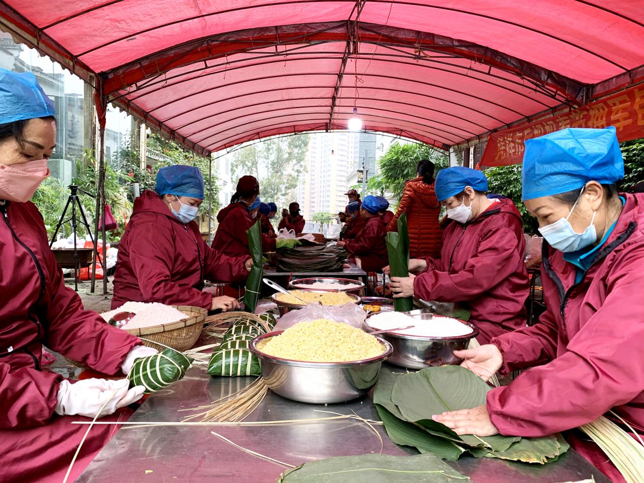 “兵媽媽”為官兵包粽子。熊偉新攝