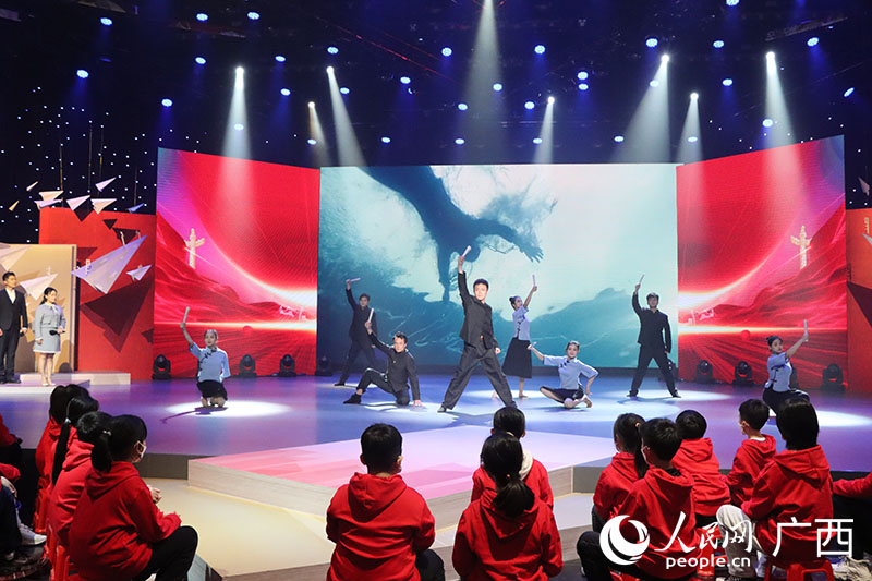 情景現(xiàn)代舞《選擇》。人民網(wǎng) 覃心攝