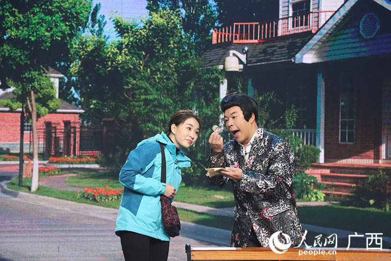 小品《兩個銀元》講述老黨員傳家寶的故事。人民網(wǎng) 覃心