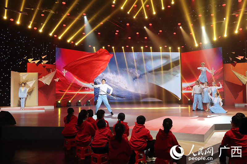 情景現(xiàn)代舞《回響》。人民網(wǎng) 覃心攝