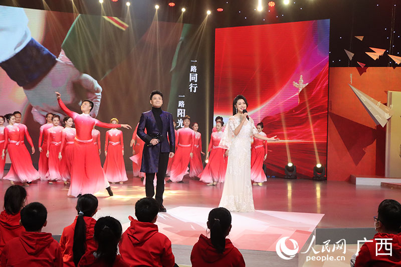2022“紅灣”主題曲隆重首發(fā)，共同唱響《幸福的方向》。人民網(wǎng) 覃心攝