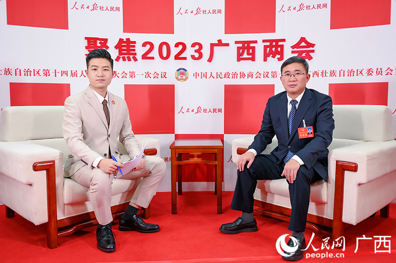 鄧忠耀（右）接受專訪。人民網(wǎng)記者 嚴(yán)立政攝