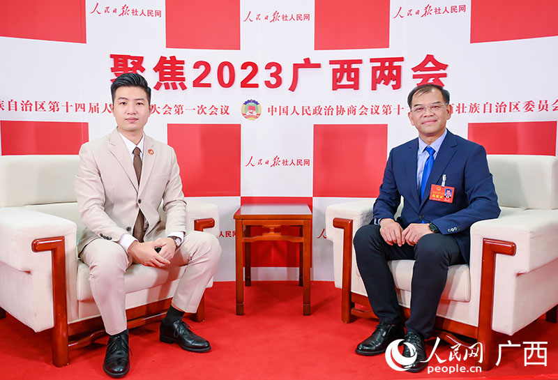 秦剛（右）接受專訪。人民網(wǎng)記者 嚴(yán)立政攝