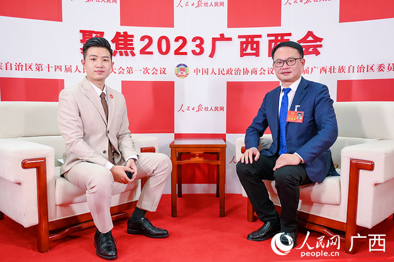 楊克勤（右）接受專訪。人民網(wǎng)記者 嚴(yán)立政攝