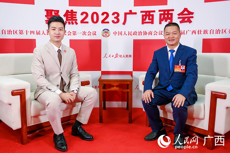 楊序勇（右）接受專訪。人民網(wǎng)記者 嚴(yán)立政攝