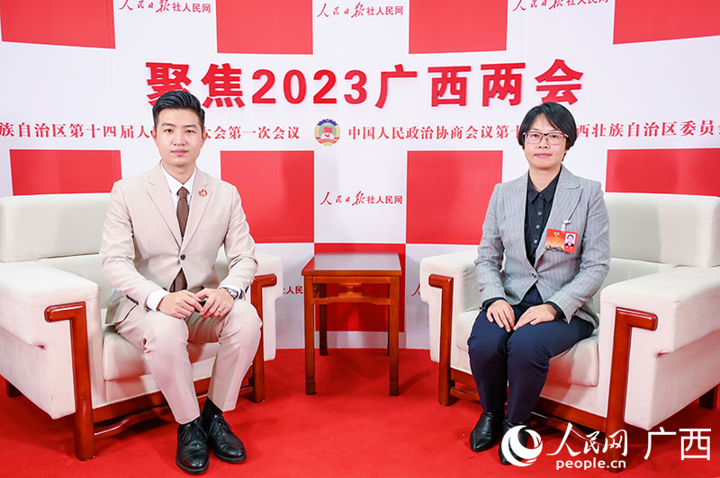 何璇（右）接受專訪。人民網(wǎng)記者 嚴(yán)立政攝