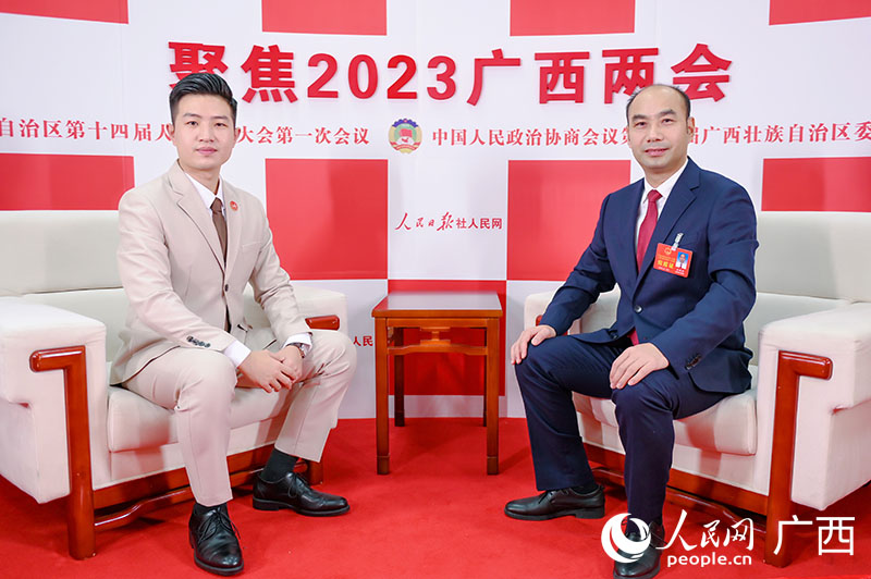 陳展維（右）接受專訪。人民網(wǎng)記者 嚴立政攝