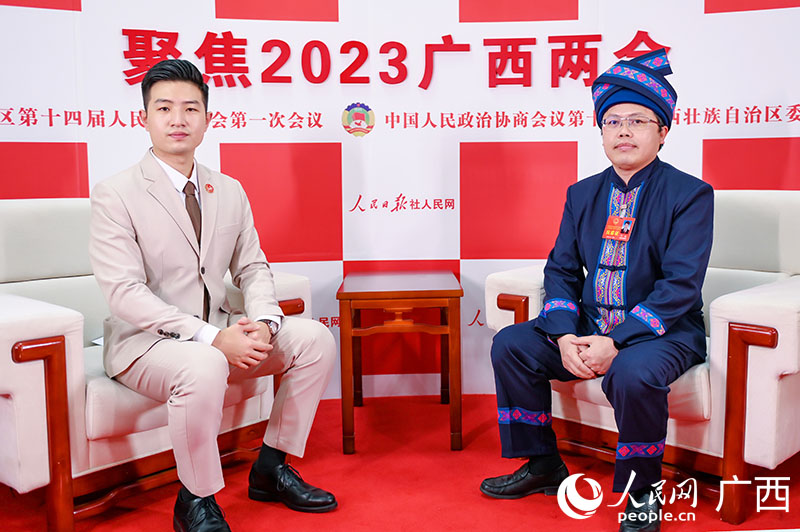 韋琪（右）接受專(zhuān)訪。人民網(wǎng)記者 嚴(yán)立政攝