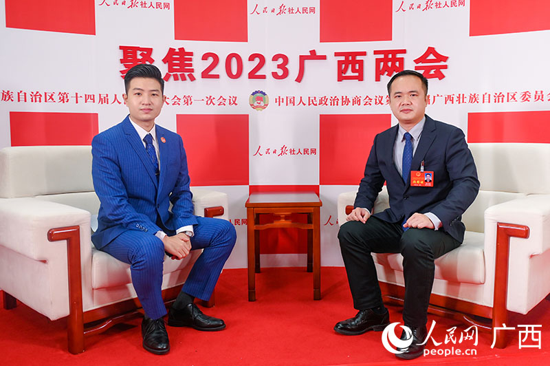 陸華靜（右）接受專訪。人民網(wǎng)記者 嚴(yán)立政攝