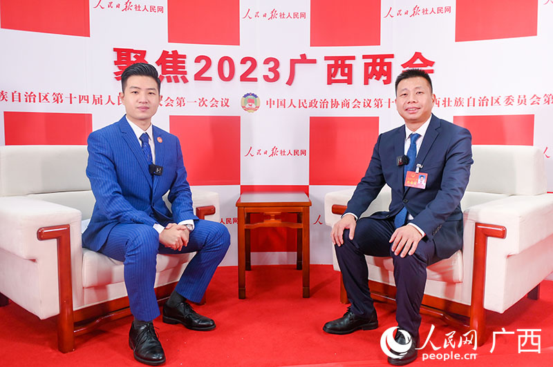 1.唐雪芳（右）接受專訪。人民網(wǎng)記者 嚴(yán)立政攝.jpg