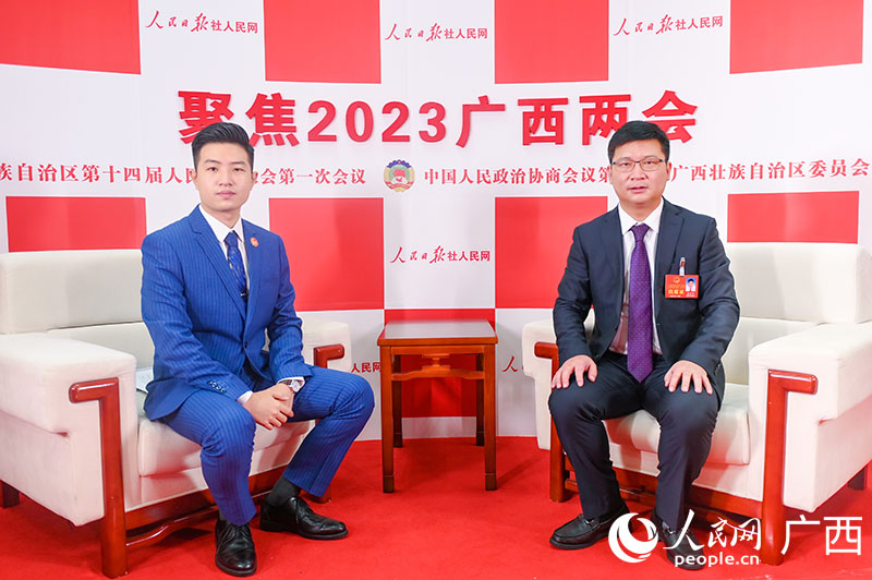 陳前平（右）接受專訪。人民網(wǎng)記者 嚴立政攝