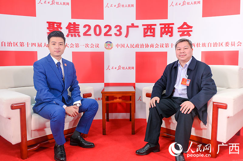 孔勇（右）接受專訪。人民網(wǎng)記者 嚴立政攝