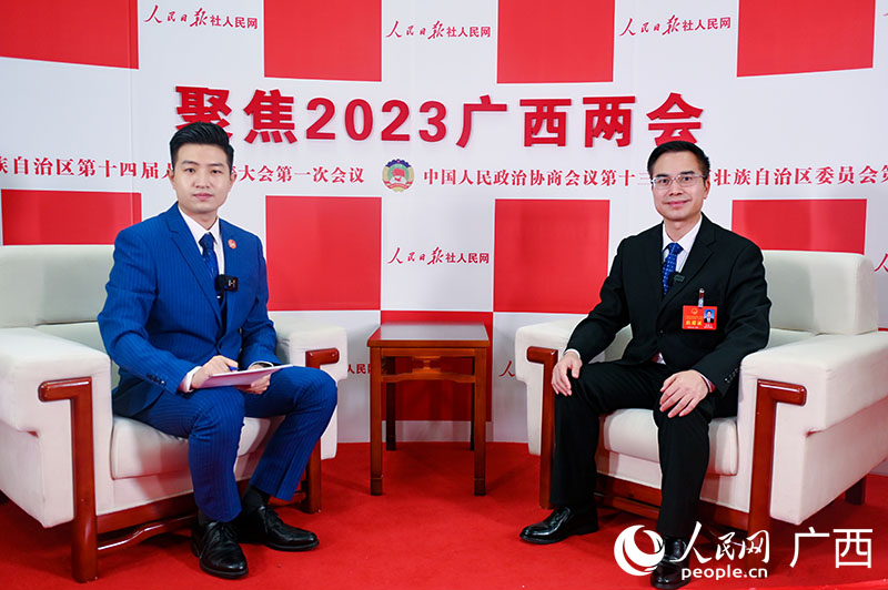 梁展凡代表（右）接受專訪。人民網 嚴立政攝