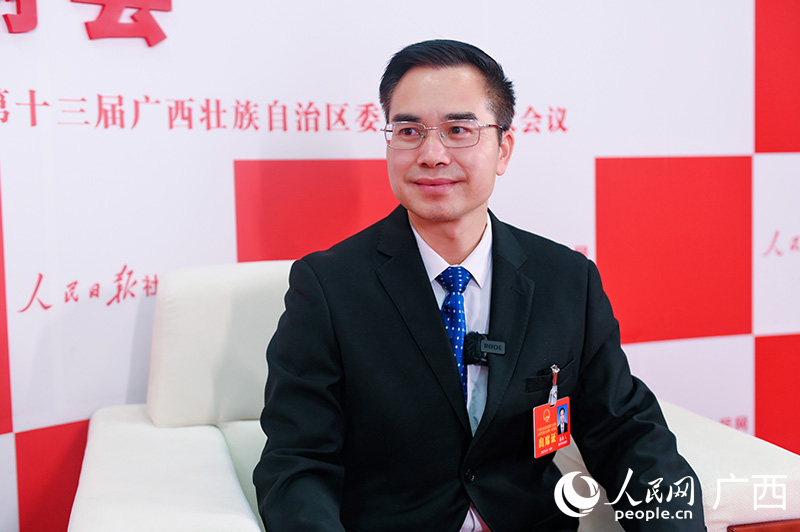 梁展凡代表接受專訪。人民網 嚴立政攝.jpg