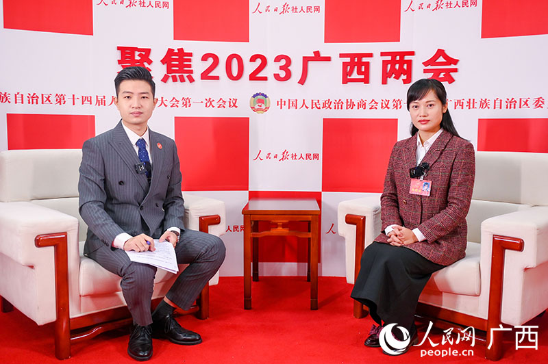 牟盈代表（右）接受專訪。人民網(wǎng)記者 嚴(yán)立政攝